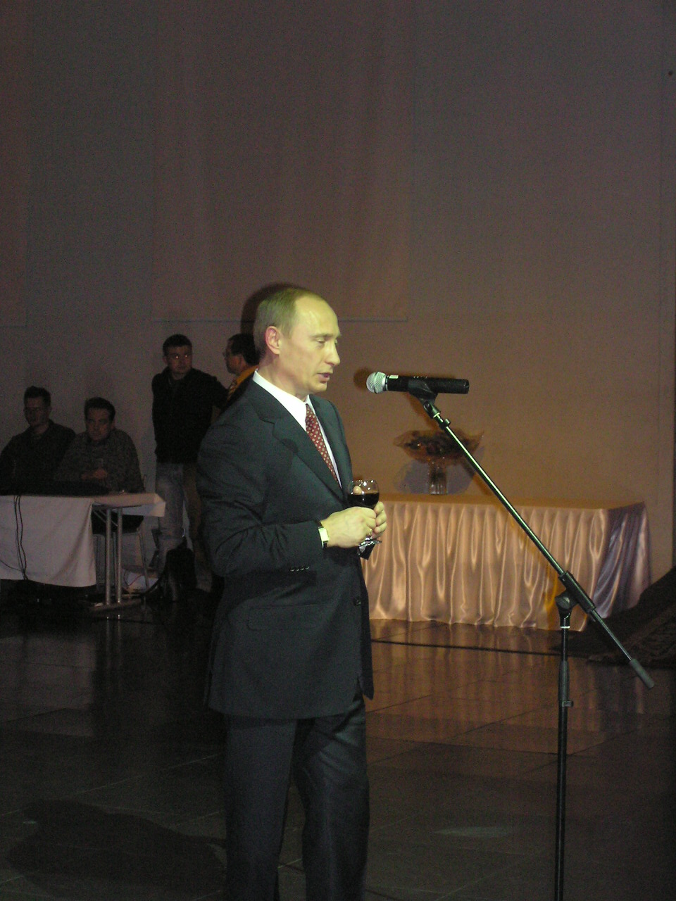 Президент России Владимир Владимирович Путин во время празднования 10-летия Законодательного Собрания Санкт-Петербурга 14 декабря 2004 года